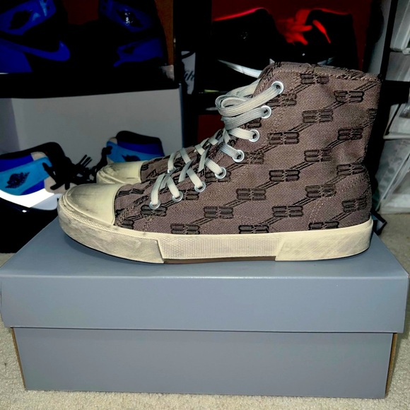 Balenciaga - Picture 1 of 8